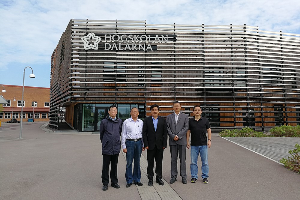 Representatives from Nanchang University at Campus Falun, standing outside the university library