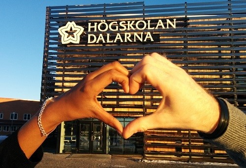 Hjärta av två händer utanför Högskolan Dalarna, Campus Falun