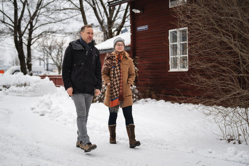 Två personer går utomhus