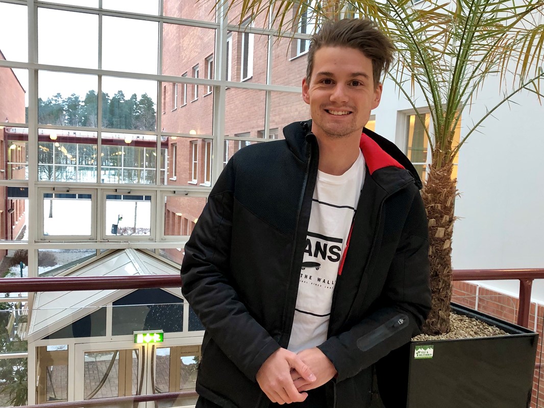 Portsättbild på Mikael Rova i högskolebyggnaden i Falun