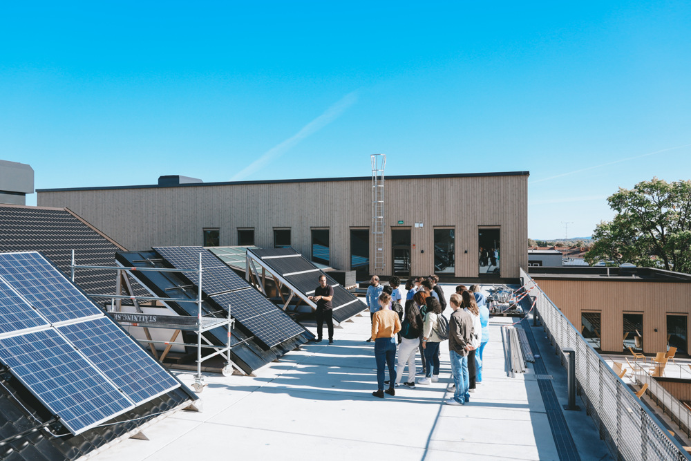 Personer p&aring; ett tag som tittar p&aring; solceller