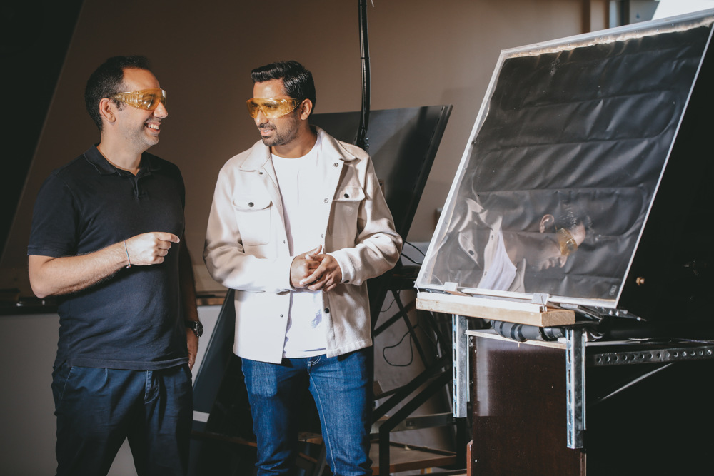 Tv&aring; personer som pratar med varandra