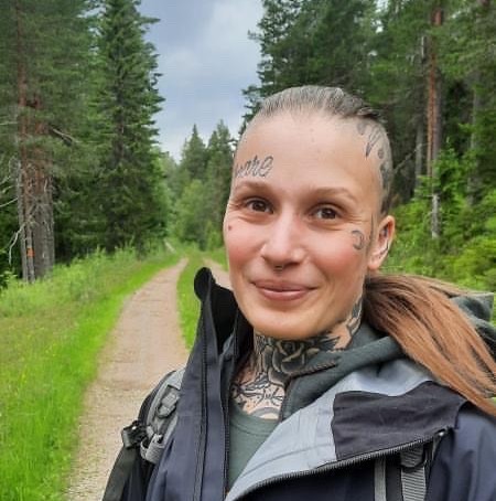 porträttbild mona utomhus