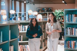 två personer i ett bibliotek