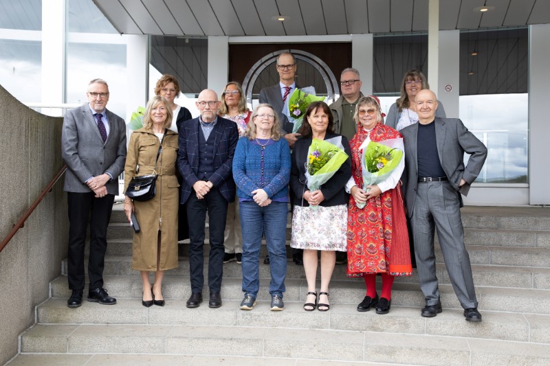 Grupp människor glada står utomhus