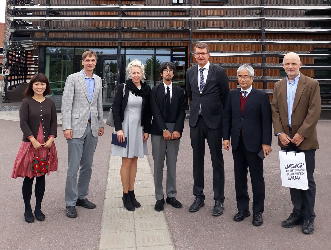 Från vänster: Rieko Saito, Universitetsadjunkt Japanska, Herbert Jonsson, Docent och Universitetslektor Japanska, Catharina Enhörning, Internationell Handläggare, Kaz Matsushita, Director, Office of Faculty Affairs, Kanda University of International Studies, Martin Norsell, rektor, Yasuhisa Kanaguchi Ma, Vice President, Kanda University of International Studies, Peter Lindner, Avdelningschef, Akademin Humaniora och medier.