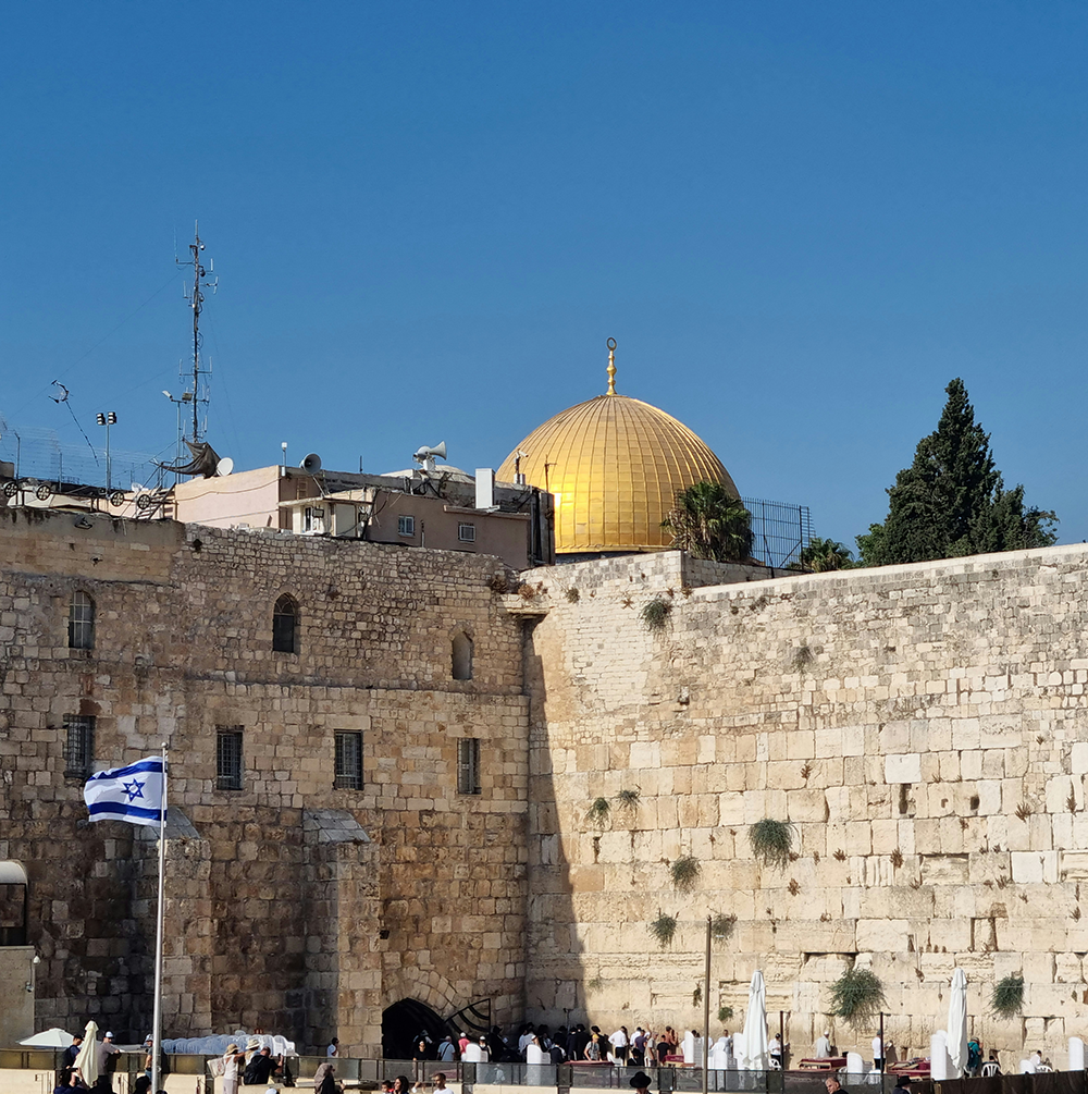Västra muren i Jerusalem, även känd som Klagomuren. I bakgrunden syns Klippdomens gyllene kupol