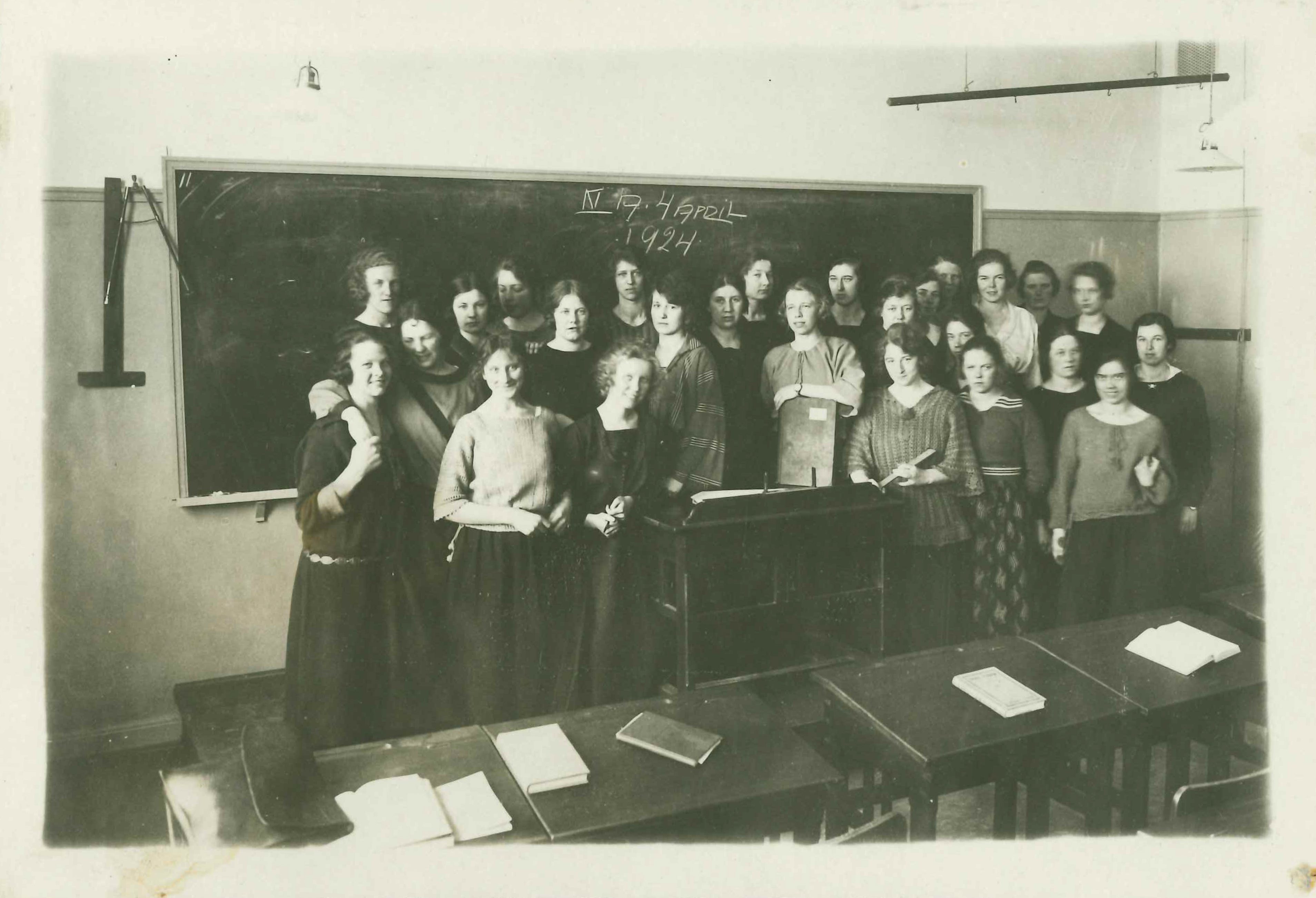 Blivande lärarinnor i seminarieklassrum, år 1924. 