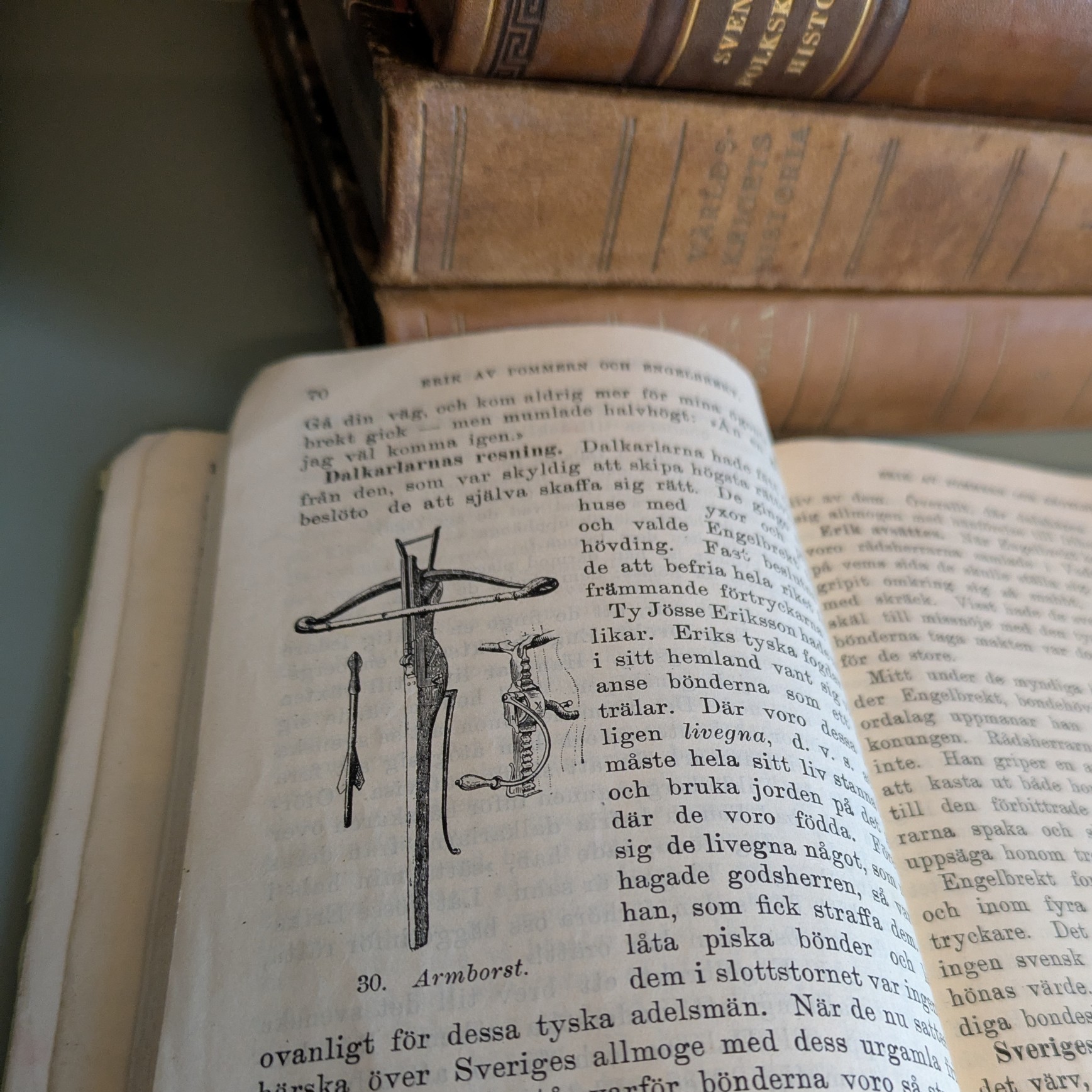 Äldre bok som visar en skiss på ett armborst. 