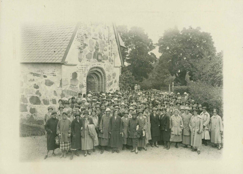 Gruppbild utanför kyrka.