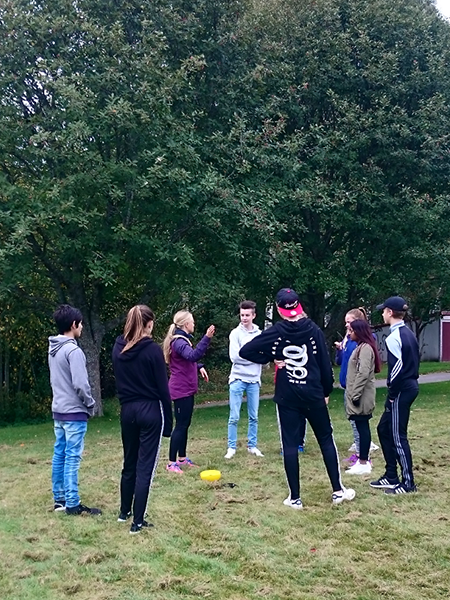 Ungdomar utomhus teamaktivitet