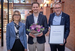 Maria Jansdotter Samuelsson, prorektor, Anders Storman, årets alumn och Jörgen Elbe, rektor.