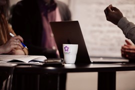 Mugg Högskolan Dalarna logotyp bord inomhus