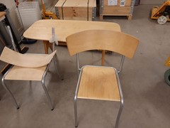 Möbler i trä och stål har slipats och lackats. Andra möbler har fått flyttas från finrum till biutrymmen. Fotograf: Fastighetsavdelningen