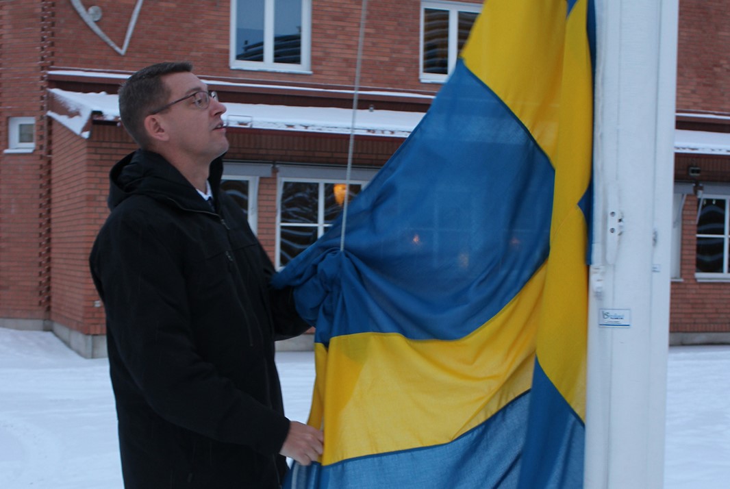 Högskolans rektor Martin Norsell hissade flaggan på campus i Falun.