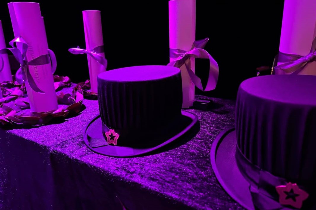 Akademisk högtid grafiskt maner