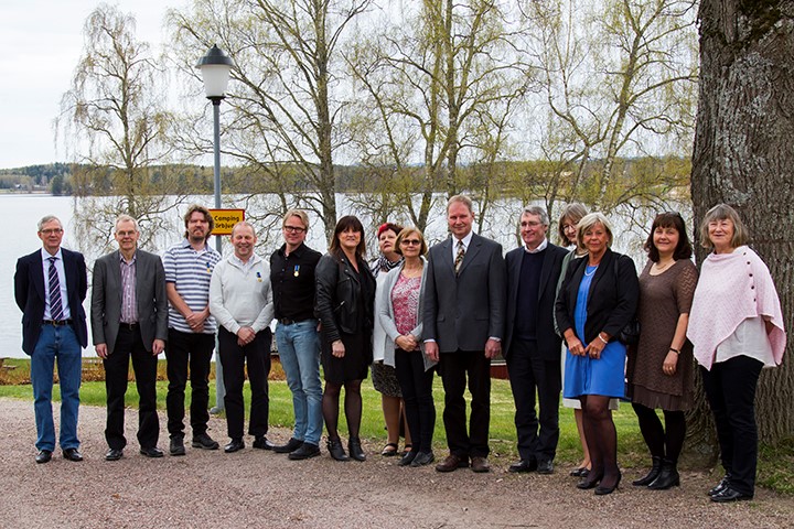Gruppbild ute på de 14 medarbetarna som tilldelats utmärkelsen