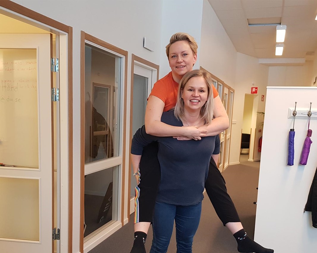 Linda Vixner, Senior Lecturer in Medical Sciences, lifting Lina Hård from the Marketing and Communication Office