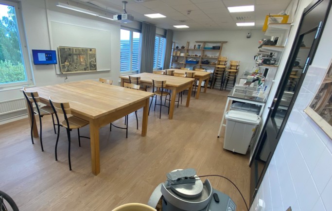 bild över möblering av stolar och bord i keramiksal