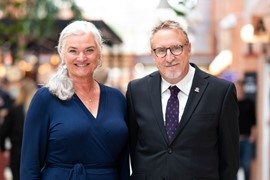 Porträttbild på Katarina Hedlund Johansson och Jörgen Elbe. 