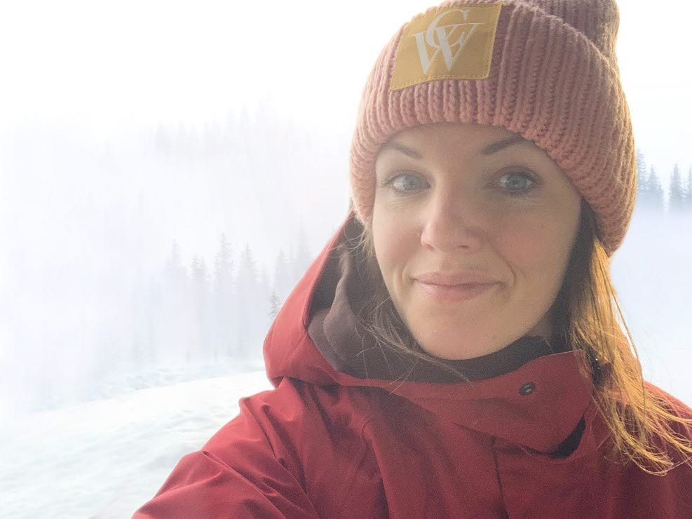 Porträttbild utomhus på Josefin
