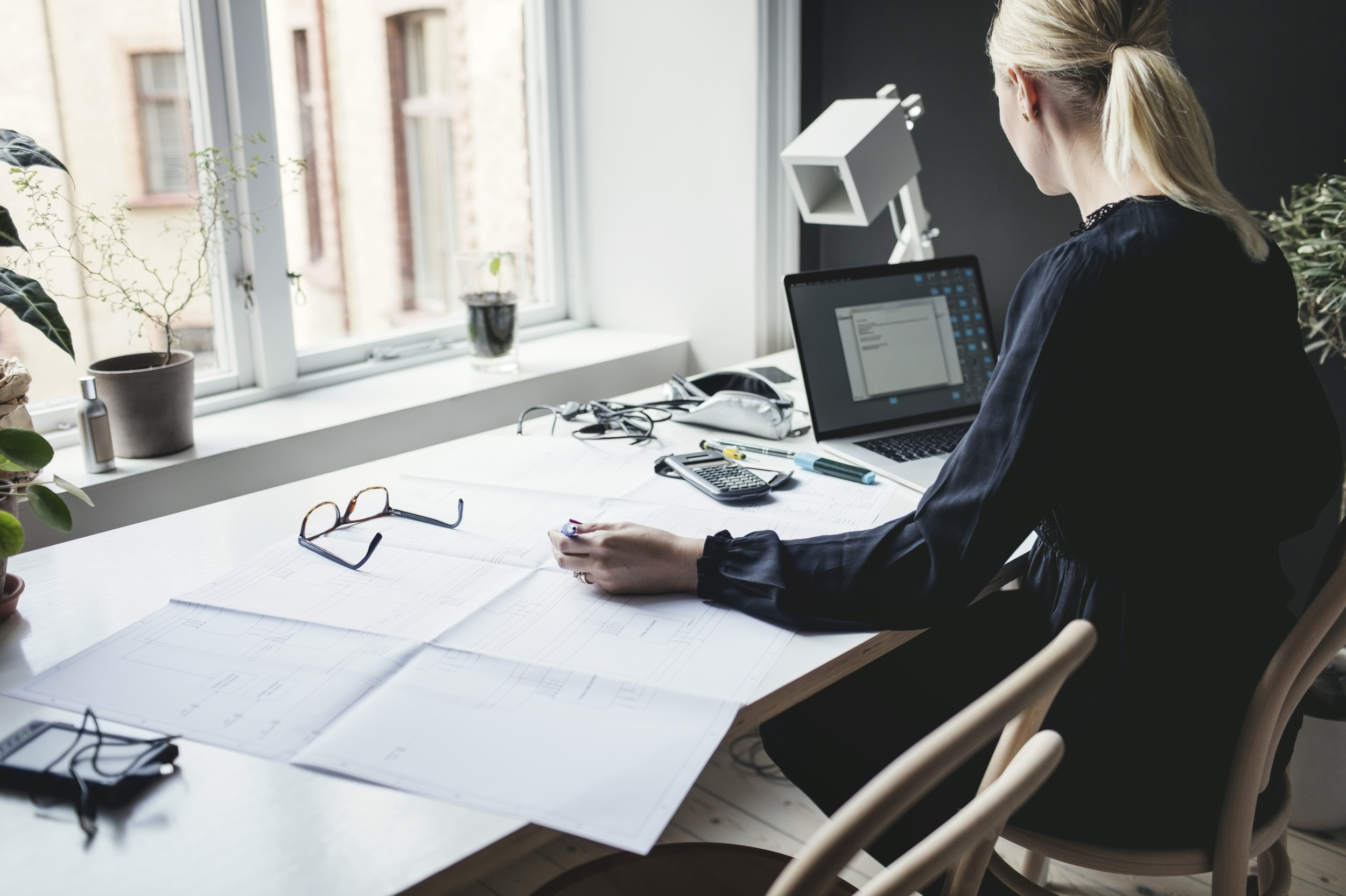 Student sitter och arbetar vid skrivbord
