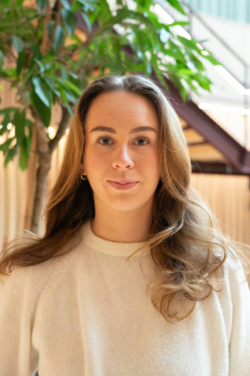 Portr&auml;ttbild p&aring; Annie som tittar in i kameran och ler.