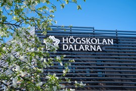 Campus Faluns fasad som har en skylt på sig där det står Högskolan Dalarna.