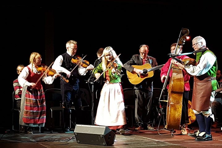 FaluFolkBand underhöll. Här tillsammans med Lena Willemark.