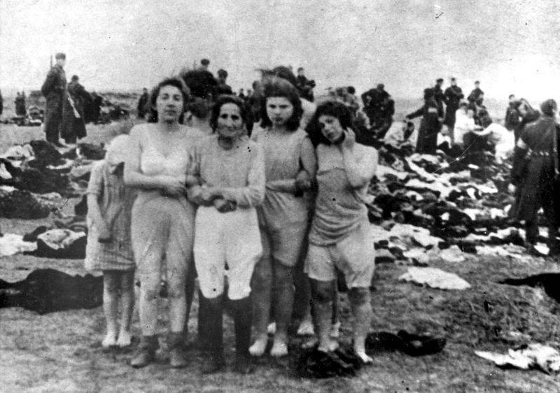 Judiska kvinnor vid massakern i Liepaja, Lettland