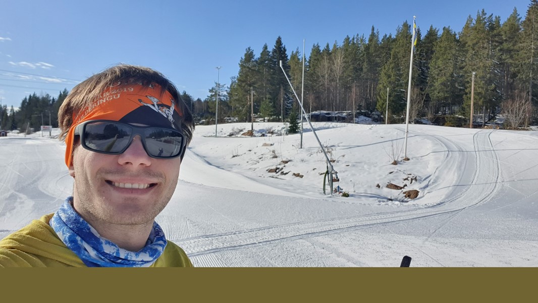 Människa står utomhus