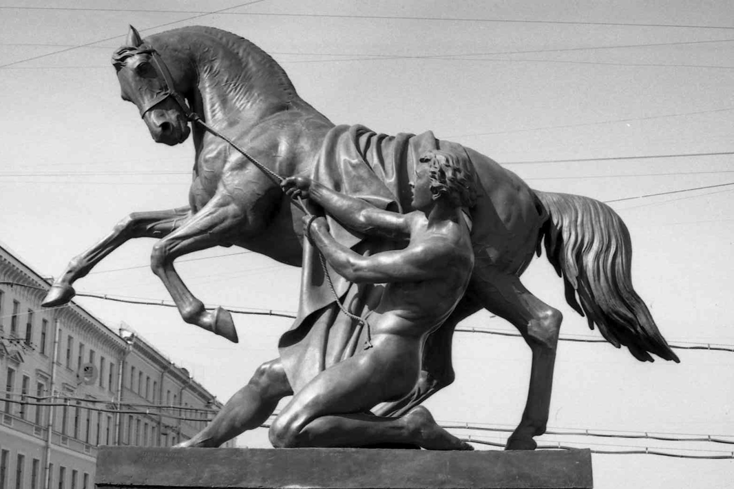 Staty med häst och man