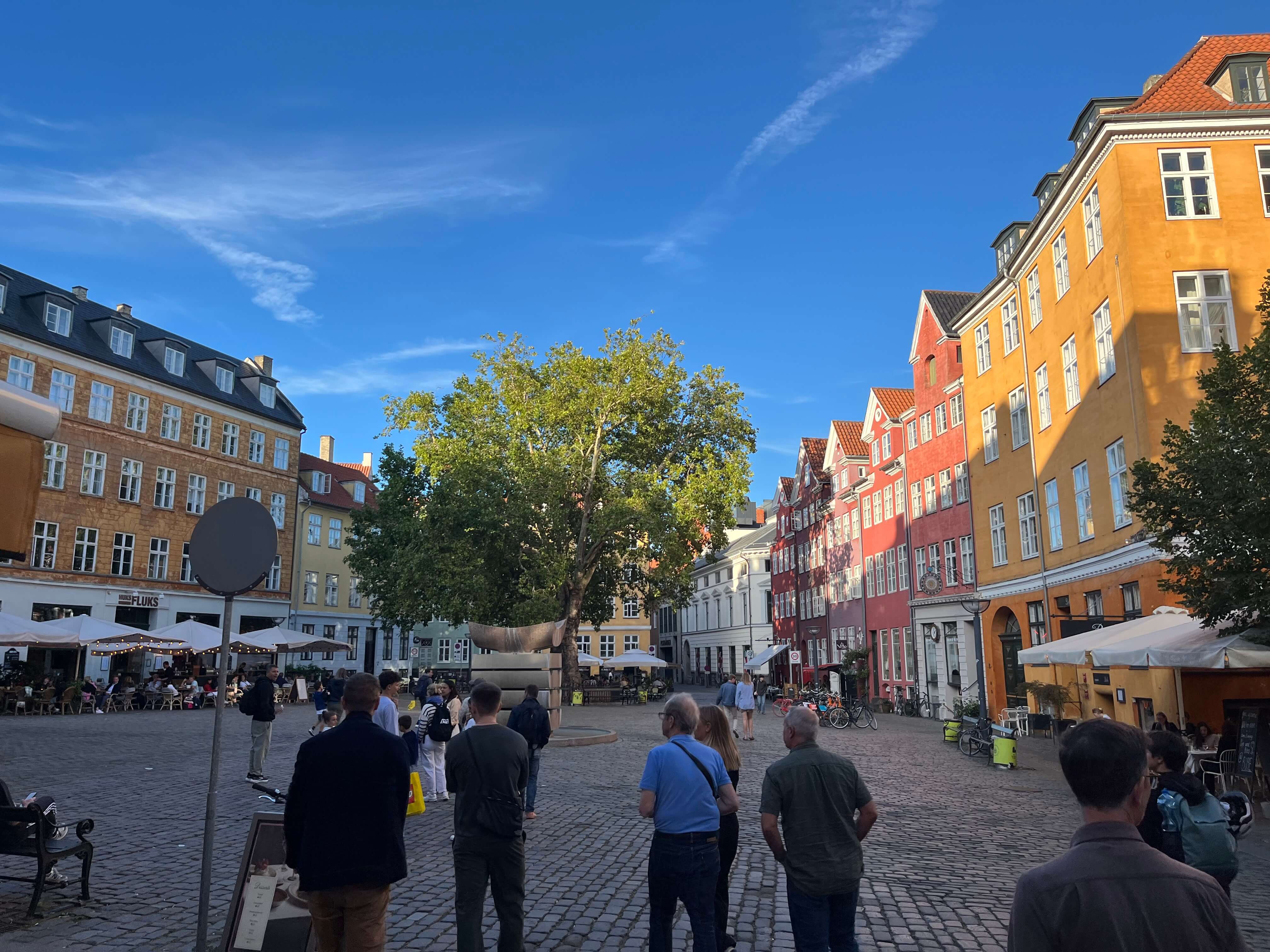 En grupp människor i en stadsmiljö