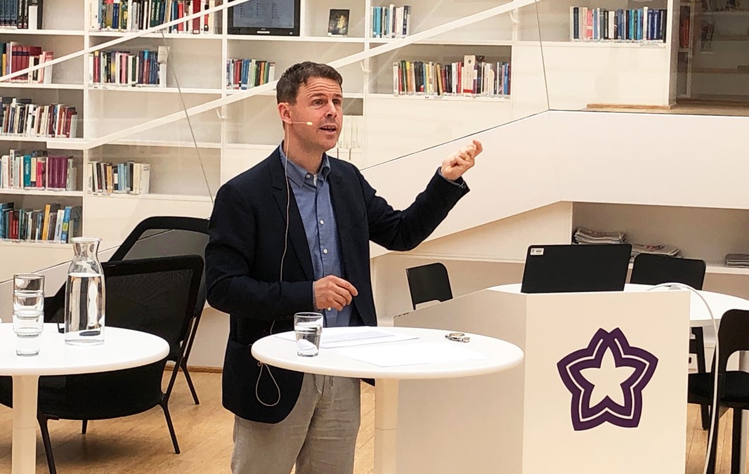 Under tisdagen höll Mats Öhlén en presentation av EU utifrån beslutsprocesser, befogenheter och parlamentets partigrupper i biblioteket på Campus Falun. 