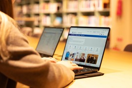 Person sitter och knappar på en dator 