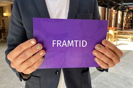 Person håller i lila skylt som det står framtid på