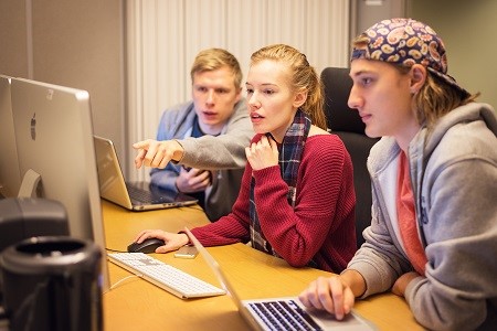 Ungdomar vid dator