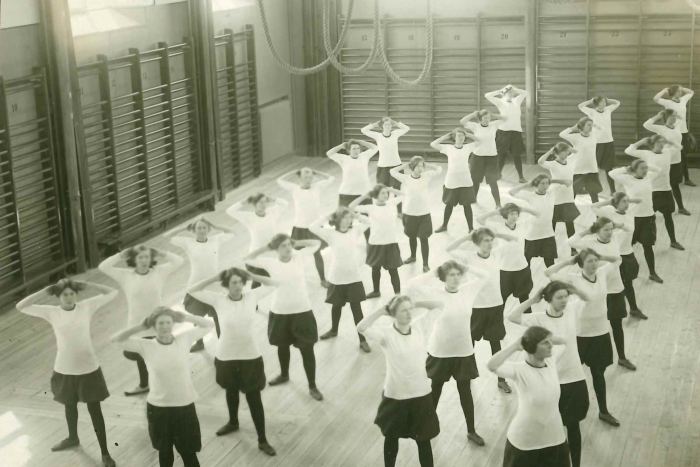 Äldre fotografi på studenter i gymnastiksal. 