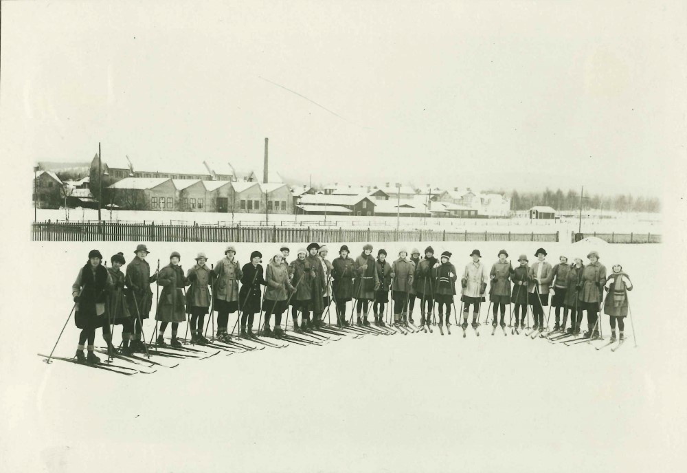 Blivande lärarinnor på skidtur i 1920-talets Falun.