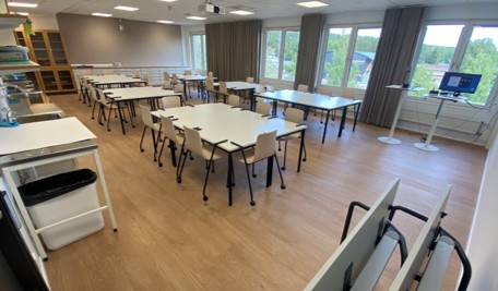 foto bord och stolar i sal
