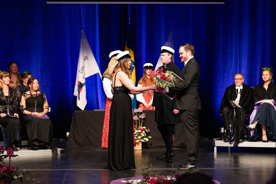 Texten "Pedagogiskt pris" med kurbitsbakgrund