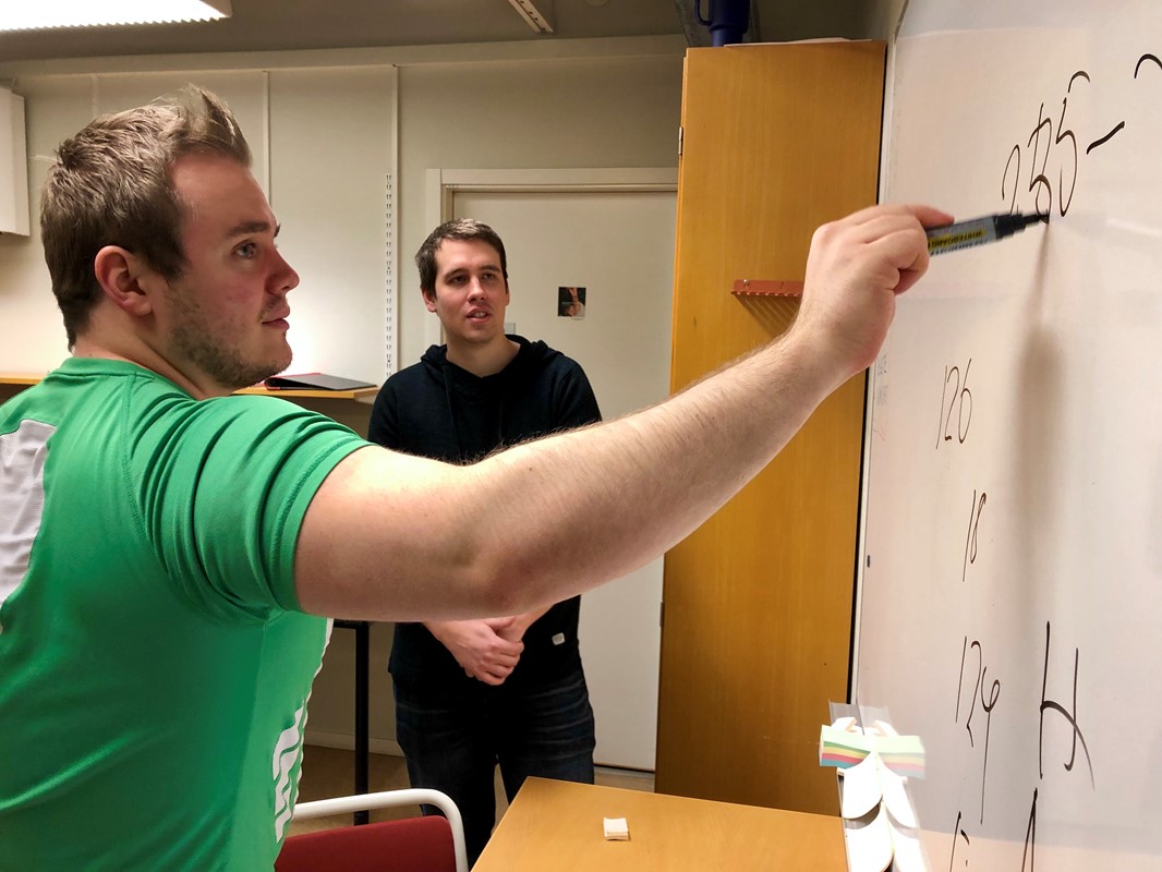Christopher Velander och Pontus Engblom visar olika script för deltagarna.