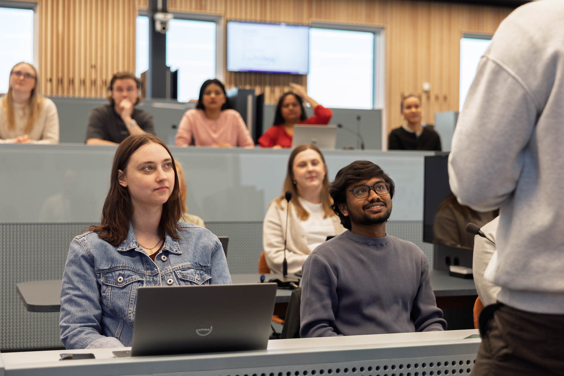 Undervisning på Campus Borlänge. Bilden visar lektionssal B403 med studenter som lyssnar på en lärare som presenterar.
