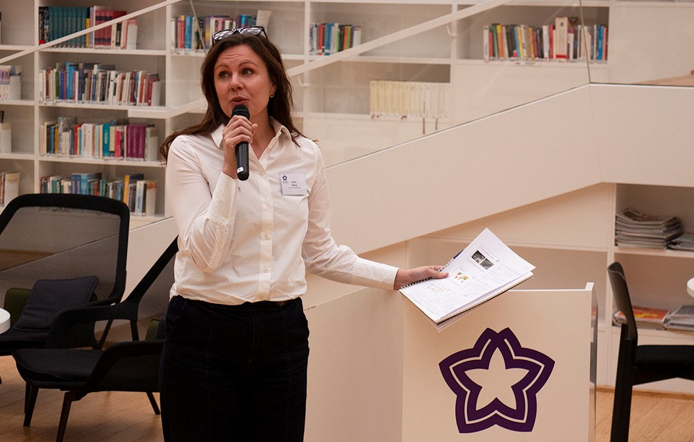 Jenny Åberg in the library delivering her short research presentation