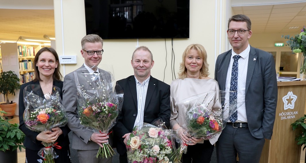 Två kvinnor och tre män