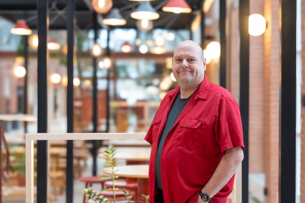 Arend Hintze står i ljusgården på Campus Falun.