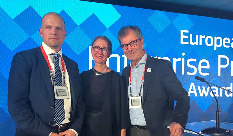 Johan Kostela, KTP, Dalarna University, Gunilla Nordlöf, General Director, Tillväxtverket and Per Edén, KTP, Dalarna University standing in front of a blue screen for the awards