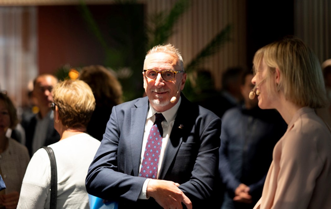 Man står inomhus grupp människor