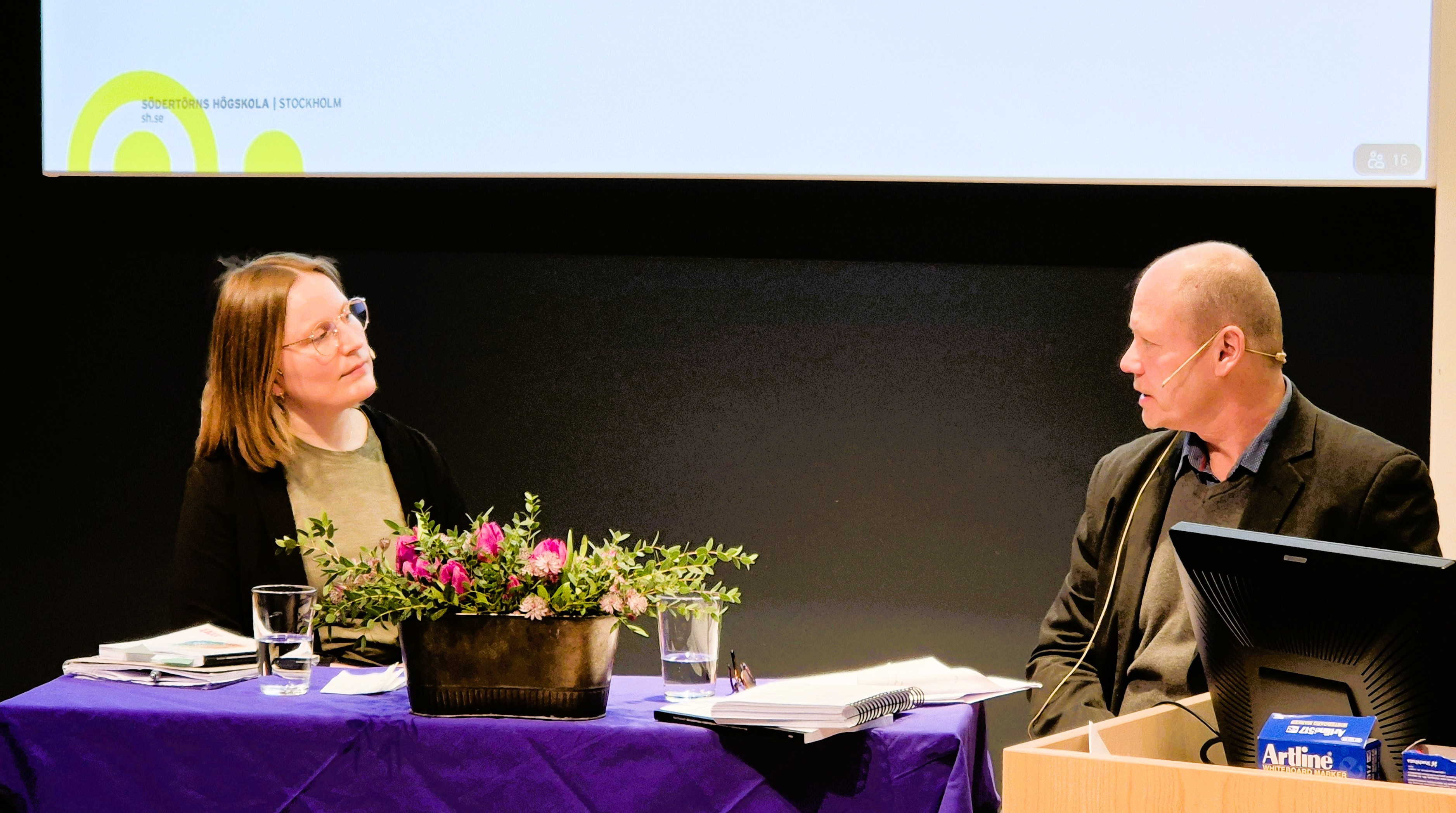 Tv&aring; person i diskussion