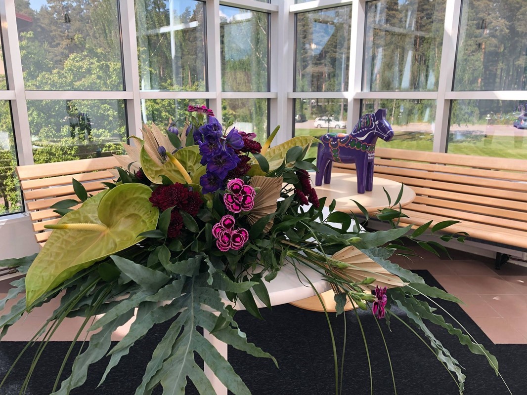 Bord med blommor och dalahäst